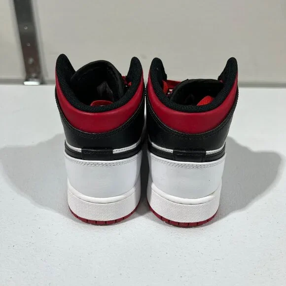 NIB NIKE AIR JORDAN 1 MID SZ 4Y YOUTH